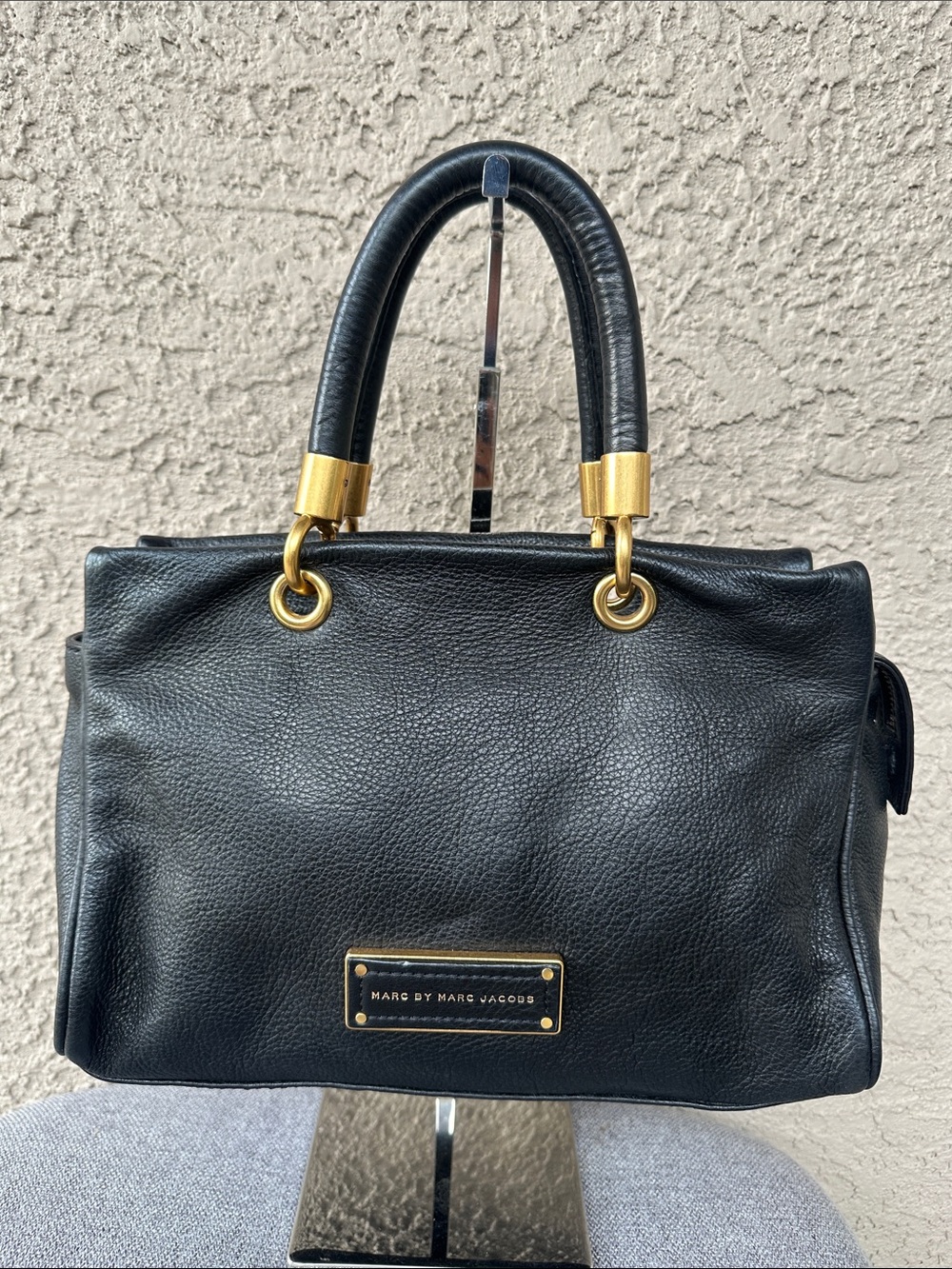 ๐๐ช๐ป๐ ๐ซ๐ ๐๐ช๐ป๐ ๐๐ช๐๐ธ๐ซ๐ข Black Satchel with Gold Accents - no strap